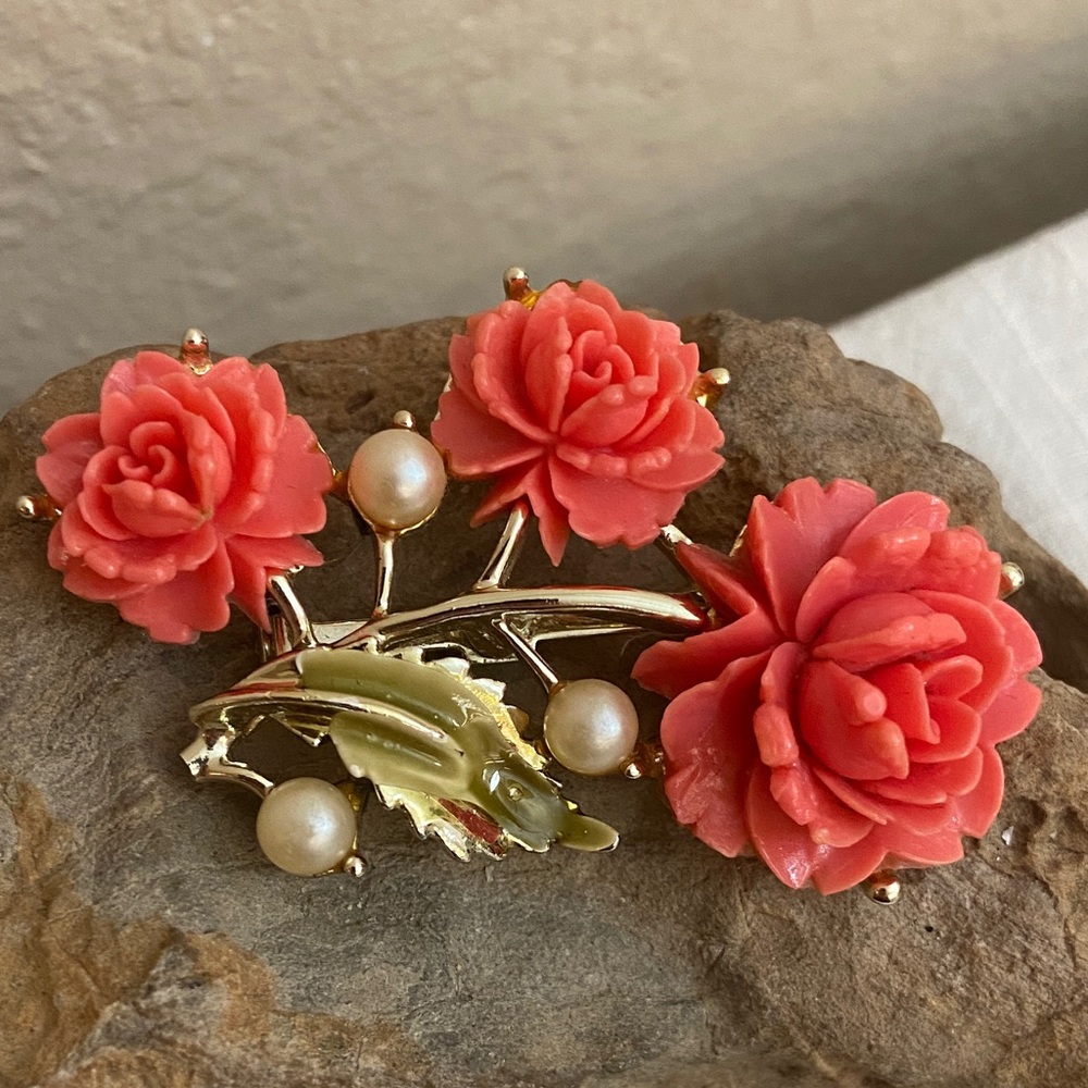 Vintage 70s Coral Color Resin Roses & Faux Pearls Broach